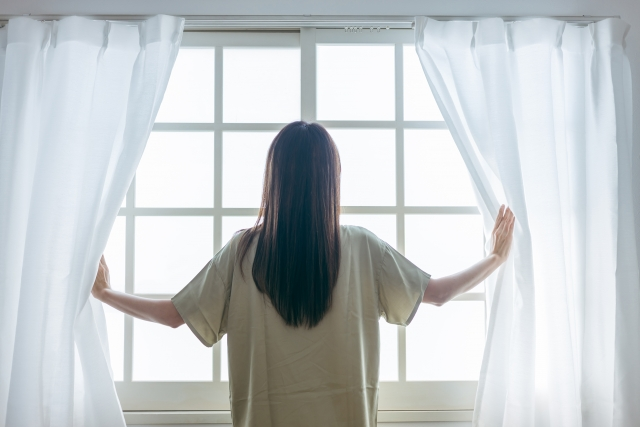 カーテンの色を変えるだけで涼しくなる～色彩心理の力を借りよう