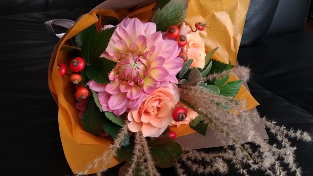 秋の実りをアレンジに加える〈栗、稲穂、赤い実〉