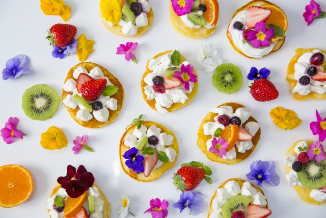 エディブルフラワーでクリスマスのごちそうを彩る